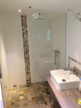 Salle de bain avec une douche italienne habillee de pierre