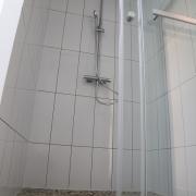 Faience blanche dans la douche italienne oise 60