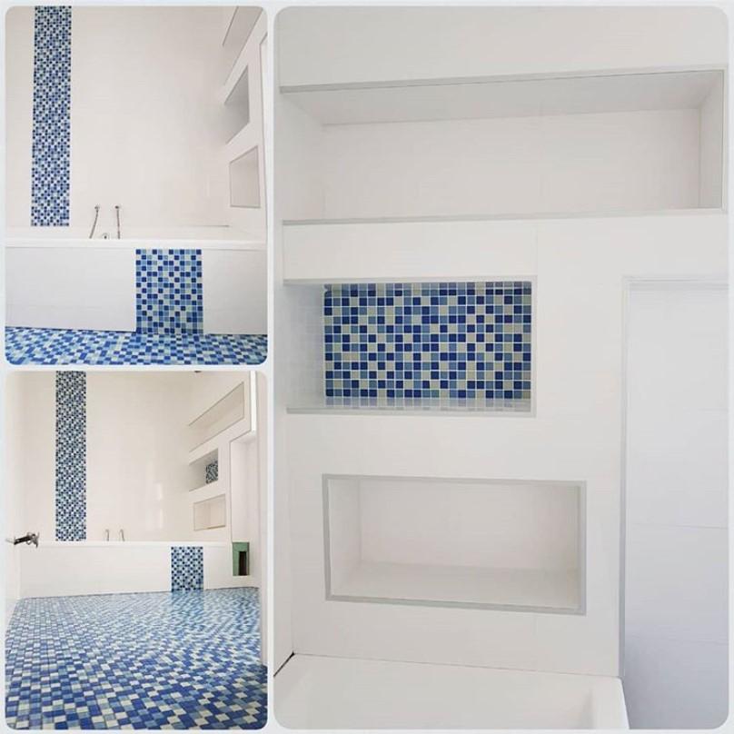 Mosaique bleue et carrelage blanc niches levignen